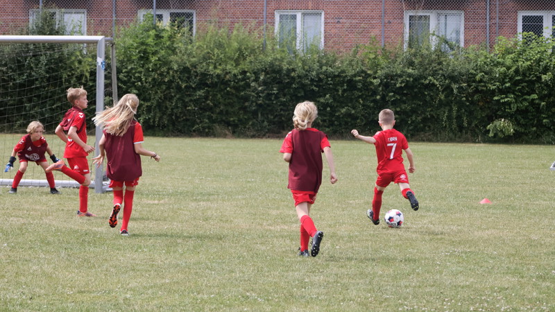 Fodboldskole i Husum Boldklub – en uge med fodbold, fællesskab og masser af oplevelser
